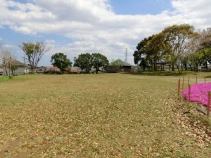 【久保古墳に隣接する公園ですが硬いボールでの遊びは禁止です】