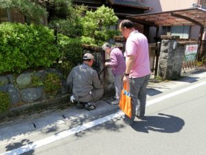 【土地家屋調査士に入っていただき境界確認を致します】