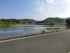 【普段は穏やかな憩いの場所でもある池天啓池】