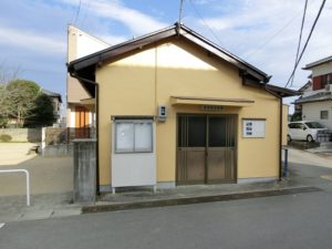 【公園と隣接する東松阪公民館】