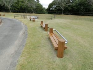 【上川町遊歩道公園芝生広場】