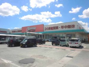 【リヴェール大津より1,600ｍのところにあるオークワ松阪下村店（スーパー）】