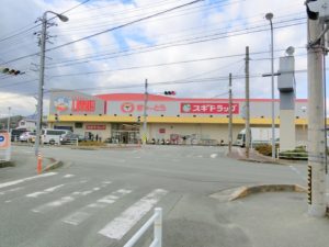 【リヴェール大津より1,700ｍのところにあるぎゅーとらラブリー垣鼻店（スーパー）】