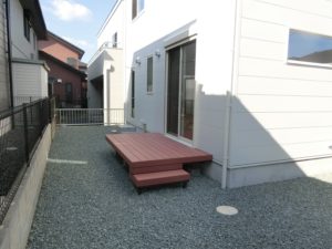 【建物裏にあるリビング前ウッドデッキ】