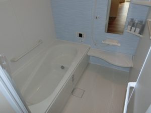【シンプルなワンポイントパネルの浴室】