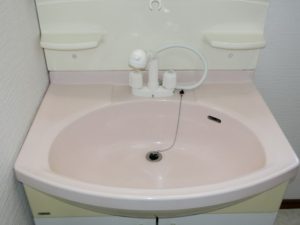 【ピンクの大きなボウルが素敵な洗面台】