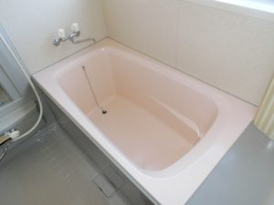 【ピンク色のシンプルな浴槽】