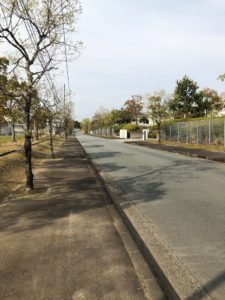 【歩道でランニングもできる松阪中核工業団地】