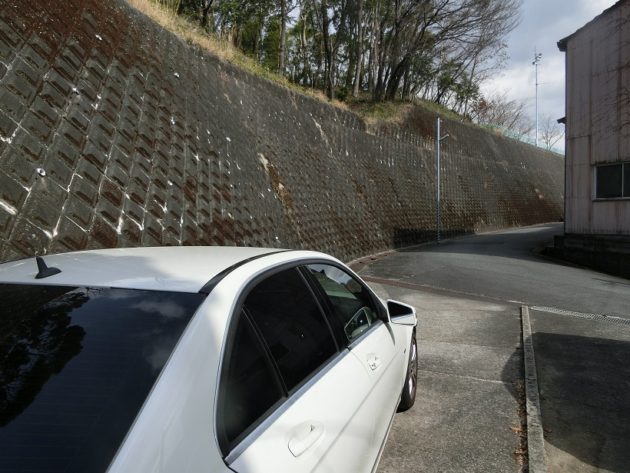 【15メートルほど離れたところにある縦列駐車の駐車場】