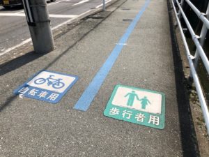 【混雑時には分かれる自転車用ラインと歩行者用ライン】