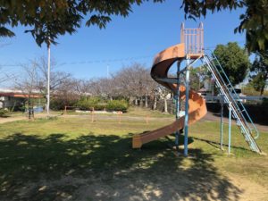 【古いですが遊具もある親水公園】