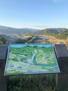 【ゆとりの丘公園と隣接した五箇篠山城跡の景色】
