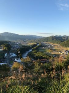 【ゆとりの丘公園と隣接した五箇篠山城跡の景色】