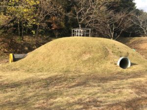 【桂瀬公園内の子供たちがよろこびそうな土管の遊び場】