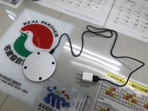 【置くだけで充電できる便利な充電器】