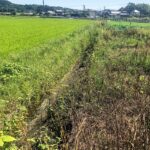 【大自然を感じる多気町西山650万円土地裏の水路部分】