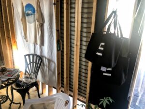 【久保町のおしゃれなアパレルショップfavorite店内】