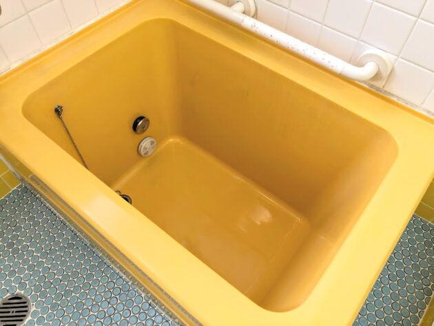 【少し小さいですが黄色がかわいい浴槽】