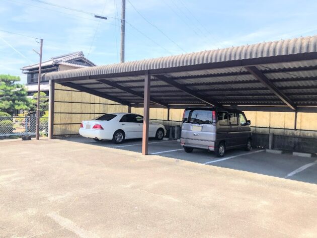 【三重高通り周辺の月極駐車場赤田駐車場屋根付き部分】