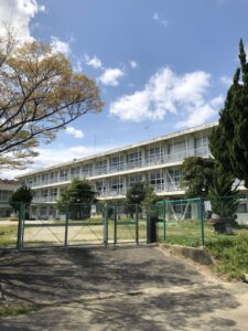 【緑に囲まれた相可小学校】