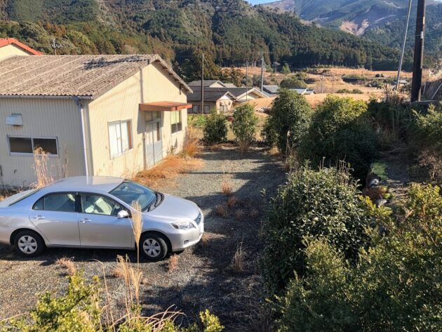 【事務所入り口側敷地】