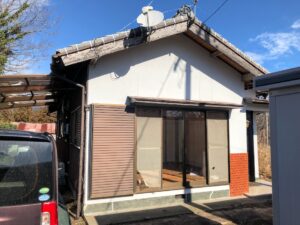 【南側より見た建物外観】