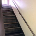 【安全手すりのついた階段】