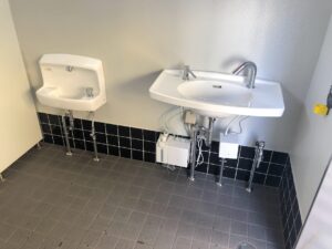 【きれいな市役所新公衆トイレ手洗い】