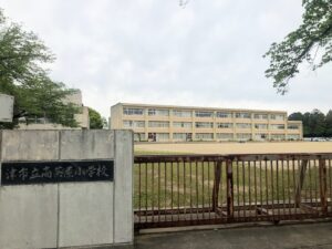 【約100mにある市立高茶屋小学校】