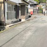【前面道路は少し狭いですが普通車なら楽々通れます】