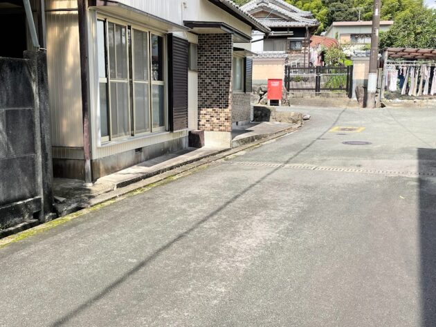 【前面道路は少し狭いですが普通車なら楽々通れます】