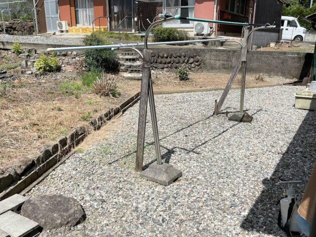 【物干しもできる裏庭】
