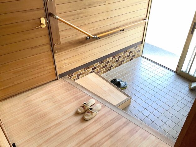 【手すり付きの玄関ホール】