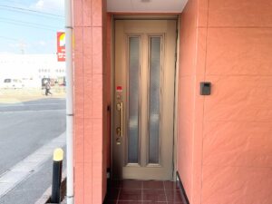 【住まい側の玄関サッシ】