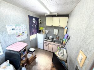 【事務所内キッチン（瞬間湯沸かし器あり）】